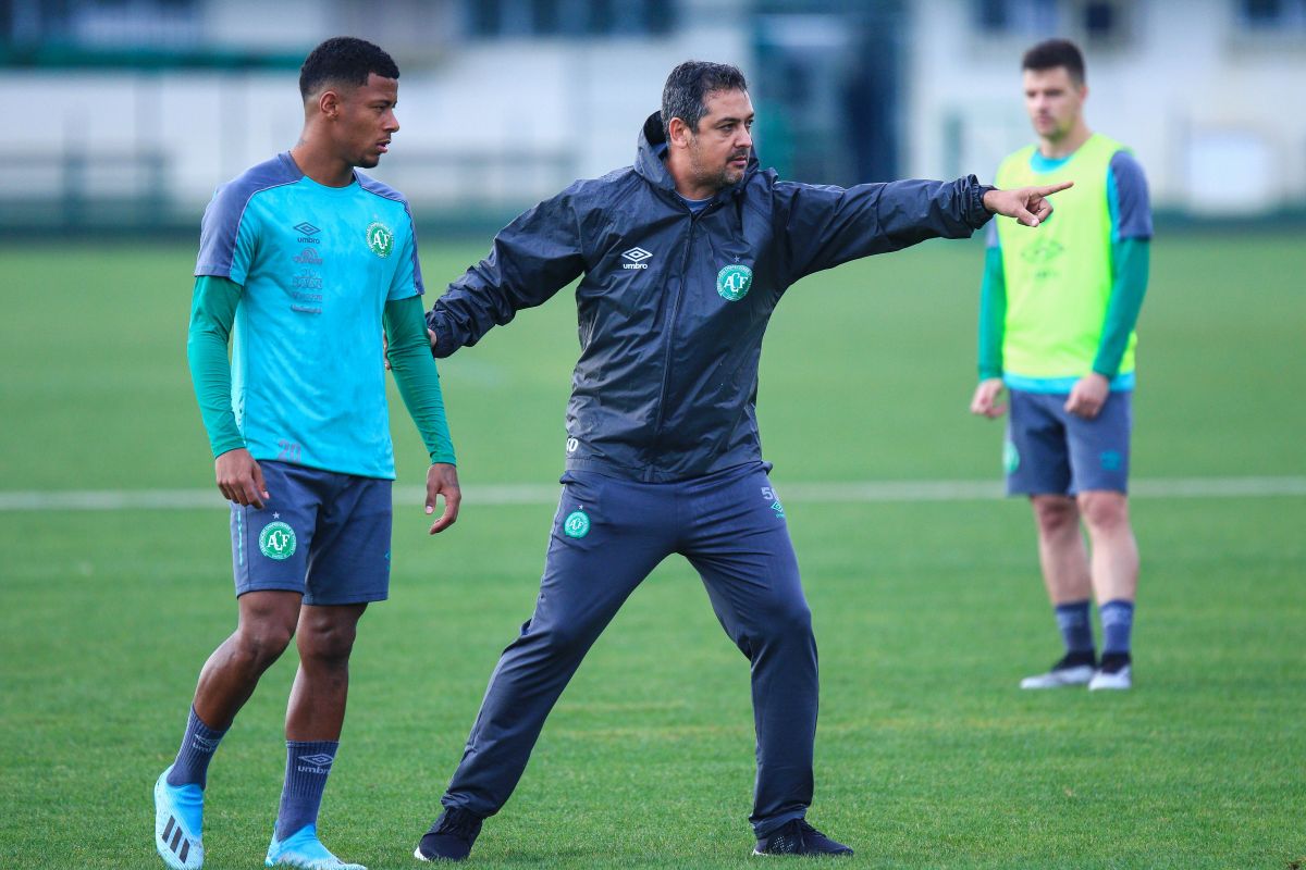 Photo of Chape faz último treino antes de viagem para Porto Alegre