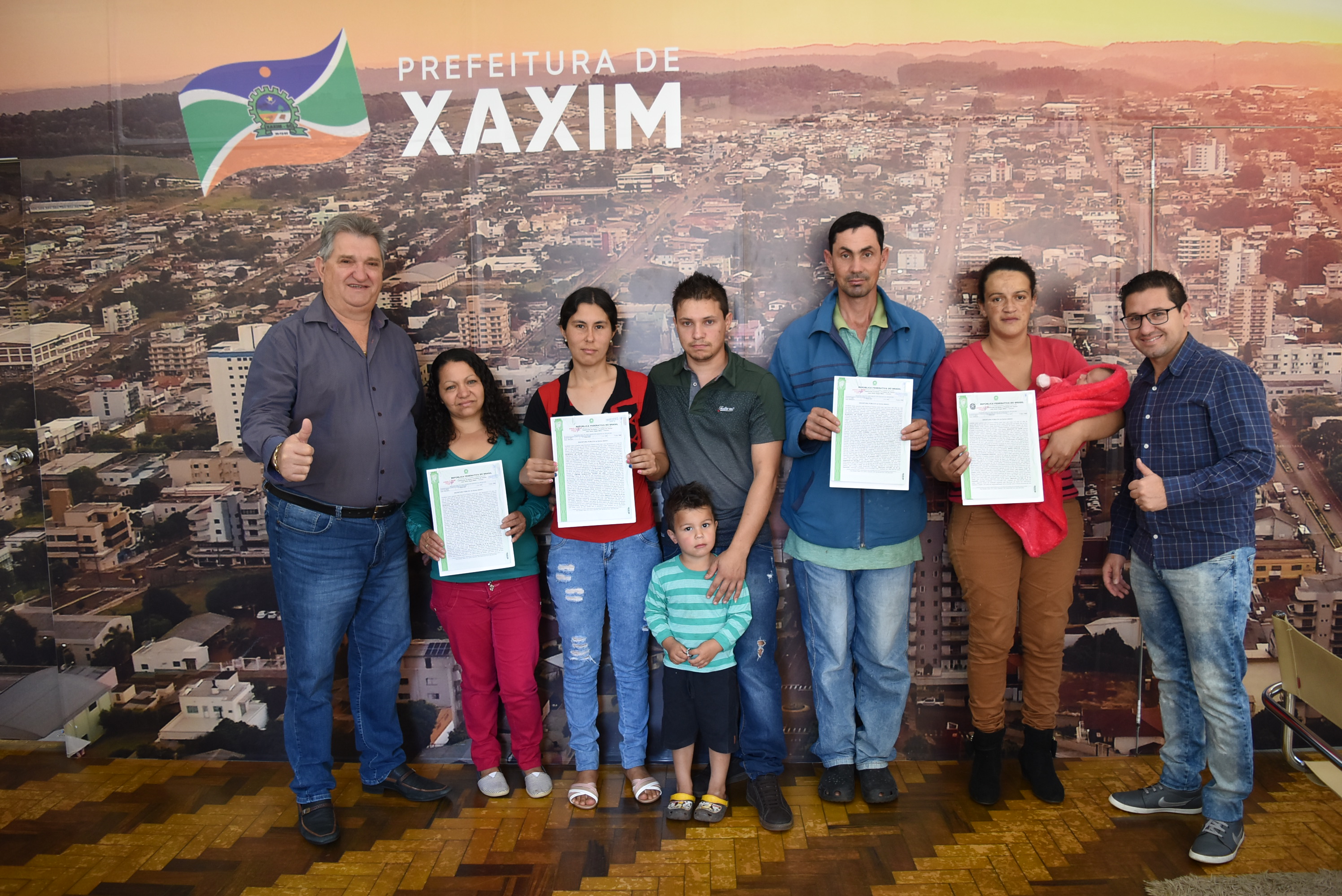 Photo of Famílias xaxinenses recebem escrituras das mãos do prefeito