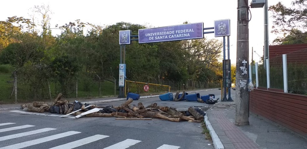 Photo of Manifestantes fazem barricadas e bloqueiam entradas da UFSC