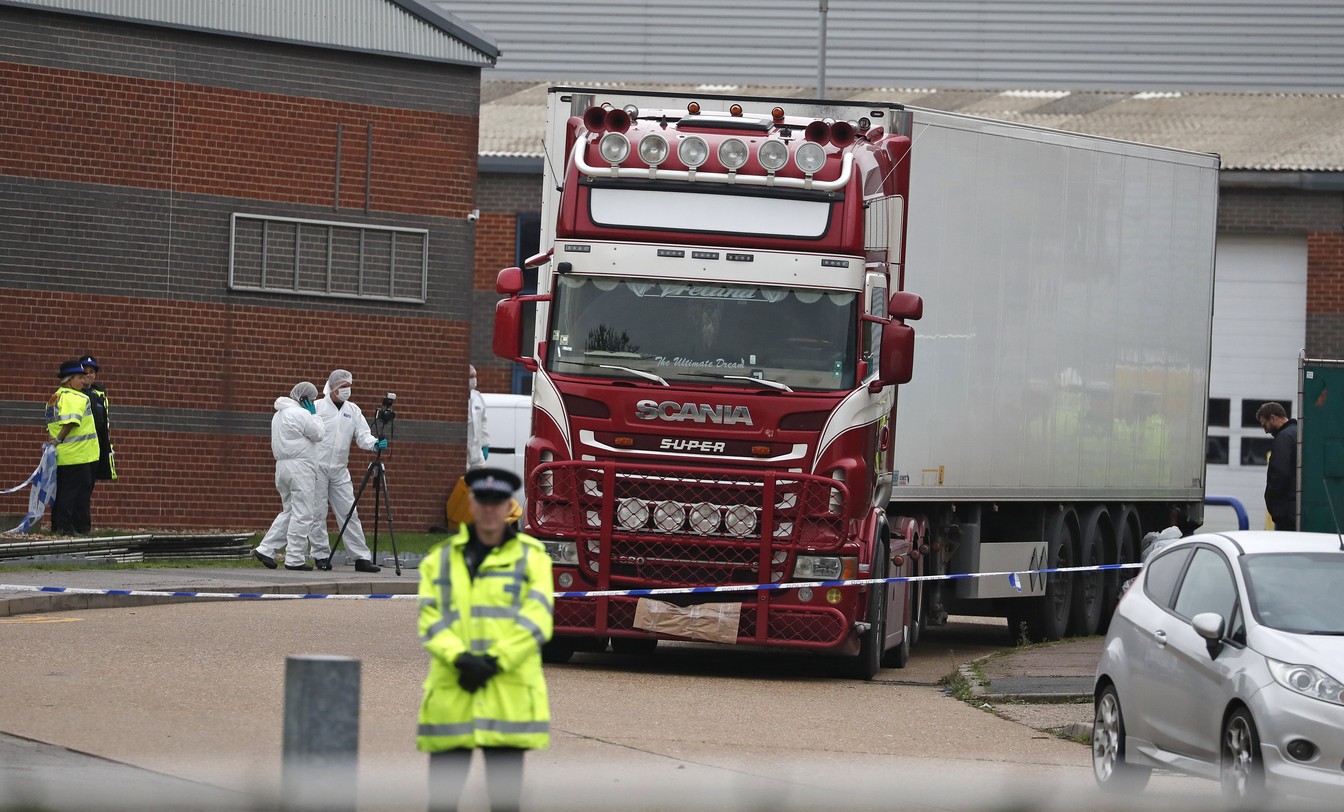 Photo of Polícia britânica libera sob fiança 3 suspeitos em caso dos 39 mortos encontrados em caminhão