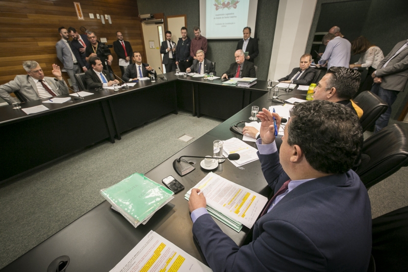 Photo of CCJ aprova PLs sobre violência doméstica, direitos do consumidor e radares