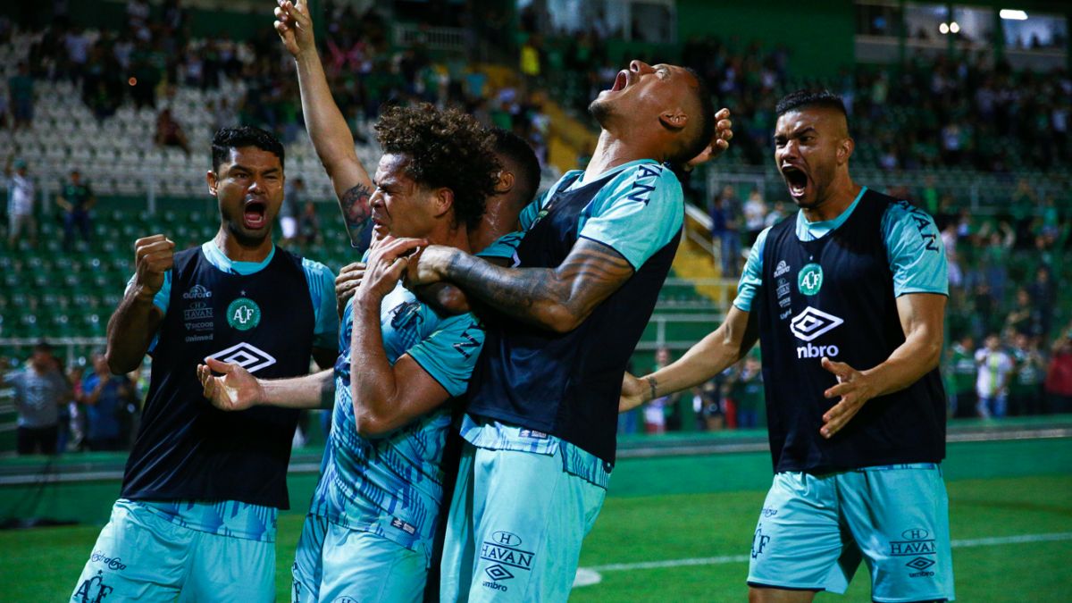 Photo of Chape sai atrás e consegue empate diante do Cruzeiro na Arena