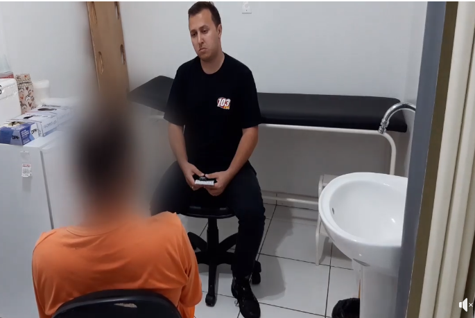 Photo of VÍDEO: Homem acusado de matar companheira com golpes de faca presta depoimento