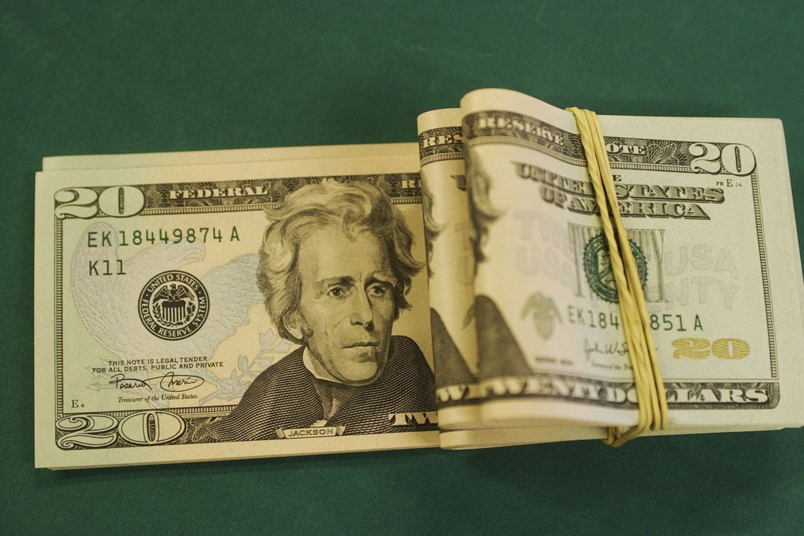 Photo of Dólar tem maior queda diária em dois anos e meio