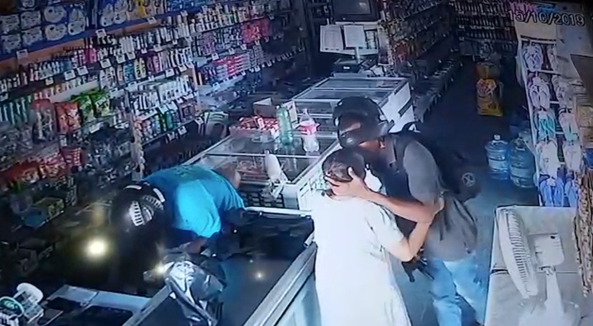 Photo of Assaltante que beijou idosa durante roubo a comércio é preso