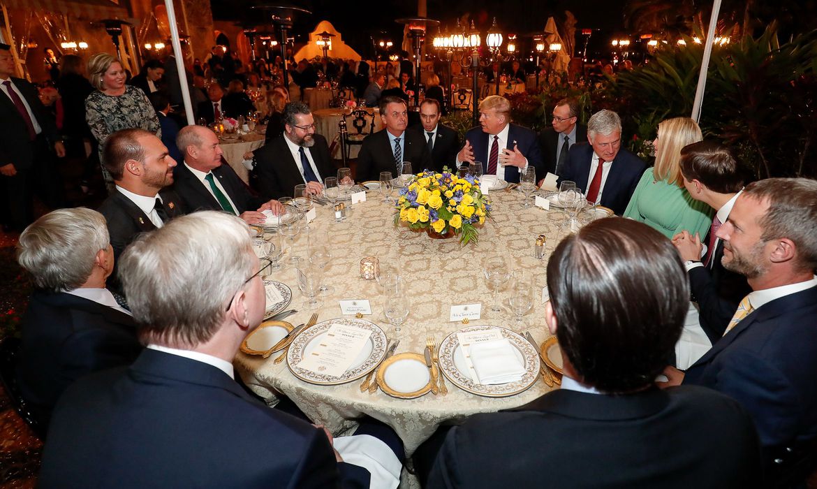 Photo of Bolsonaro e Trump conversam sobre pacote bilateral de comércio