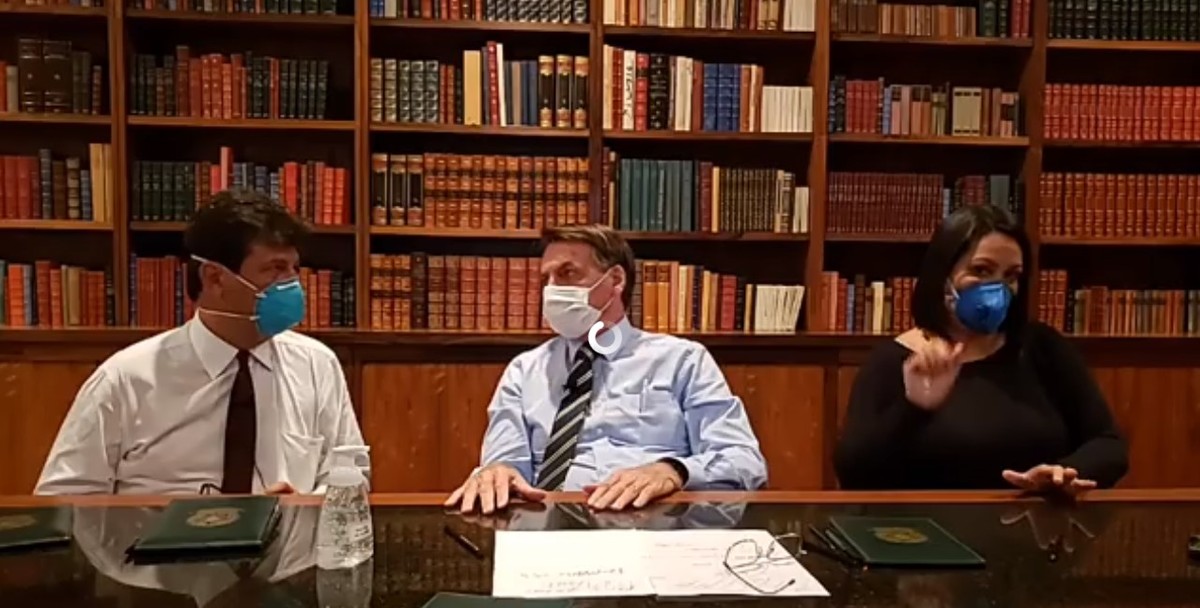Photo of Bolsonaro usa máscara em ‘live’ após fazer teste do coronavírus