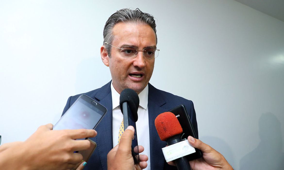 Photo of Bolsonaro nomeia secretário da Abin para a direção-geral da PF