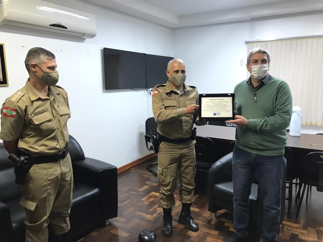Photo of CDL Chapecó entrega homenagem ao comandante da Polícia Militar