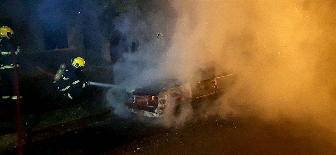 Photo of Veículo é destruído por incêndio em Chapecó