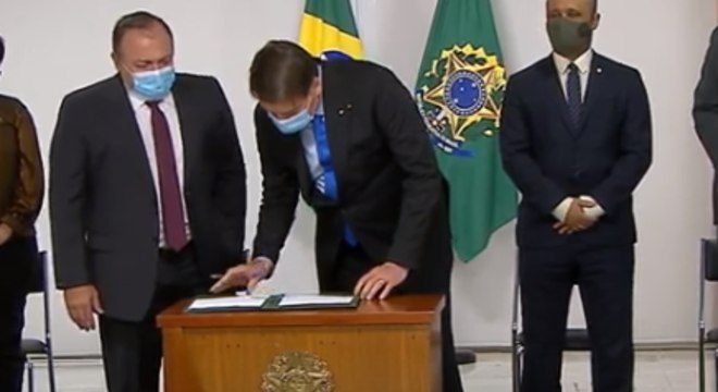 Photo of Presidente Bolsonaro assina MP que libera R$ 2 bi para vacina de Oxford