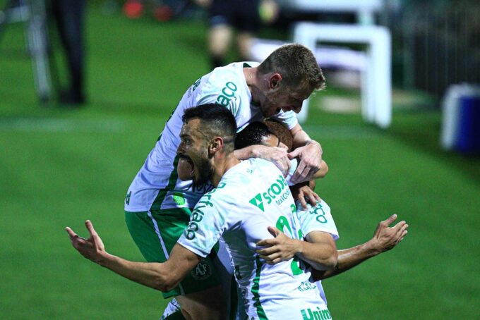 Photo of Foguinho incendeia a partida e Chapecoense desbanca o Juventude