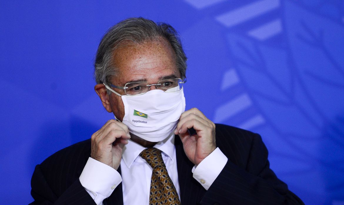 Photo of Guedes diz que Brasil “volta aos trilhos” com criação de empregos