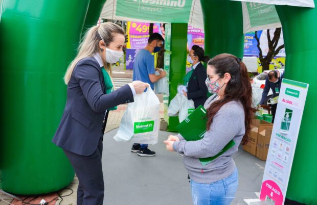 Photo of DIA DO CLIENTE: Unimed Chapecó distribuiu máscaras e kit cinema
