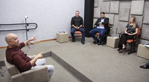 Photo of Marcio Sander reafirma compromissos de governo em sabatina no Rádio