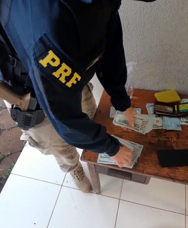 Photo of Homem é preso em Chapecó, com mais de 15 mil dólares sem comprovar origem