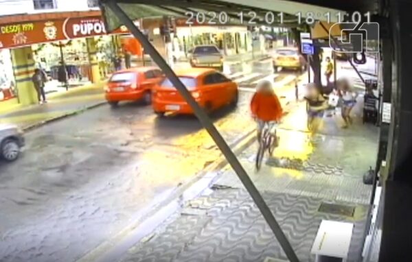 Photo of VÍDEO: Mulher reage a assalto, derruba ladrão com guarda-chuva e recupera celular