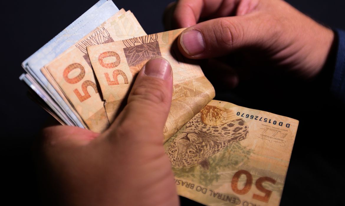 Photo of Governo prevê salário mínimo de R$ 1.088 em 2021
