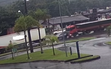 Photo of Carro é esmagado por caminhões em SC, Veja o vídeo