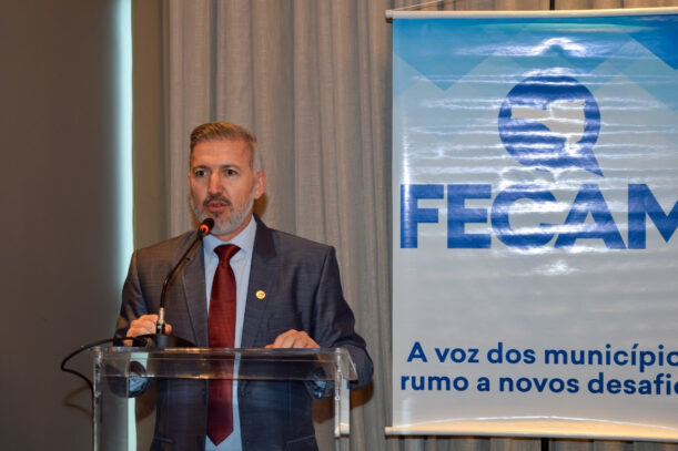 Photo of Prefeito de Araquari, Clenilton Pereira, assume a presidência da Fecam