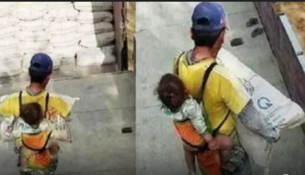 Photo of Pai viúvo carrega o filho nas costas enquanto trabalha na construção