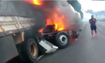 Photo of VEJA VÍDEO: Pai tenta salvar, mas filho morre carbonizado em batida de seus caminhões