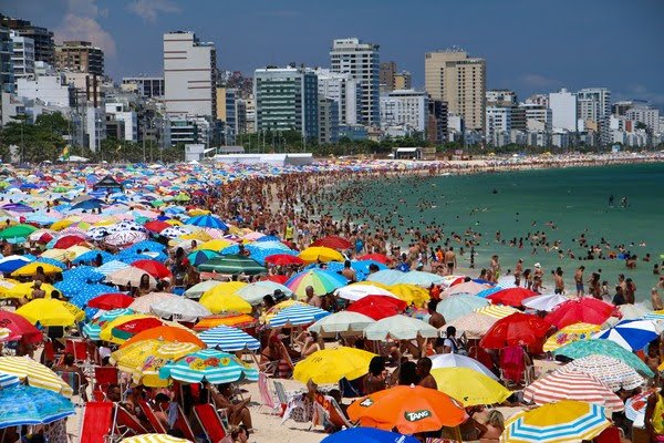 Photo of Brasil corre risco de terceira onda de covid ‘muito pior’ neste ano