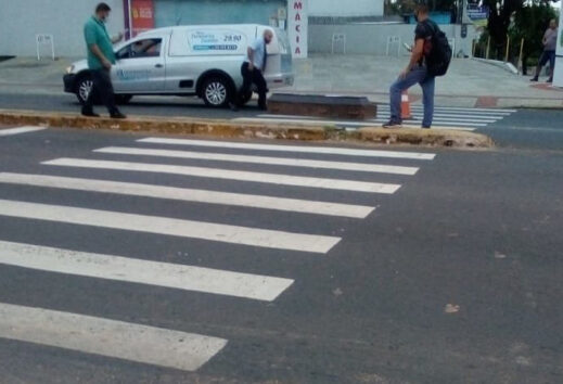 Photo of Caixão cai de carro de funerária no RS