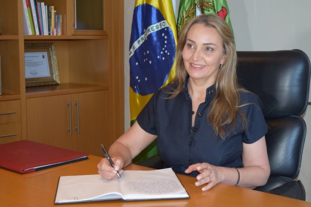 Photo of Governadora Daniela Reinehr toma posse oficialmente em Florianópolis