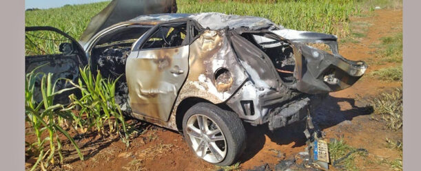 Photo of Carro incendeia ao colidir em poste e motorista escapa ileso