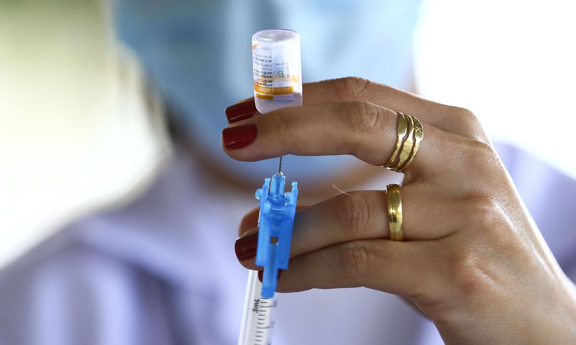 Photo of Vacina brasileira contra a covid-19 deve estar pronta em 9 meses