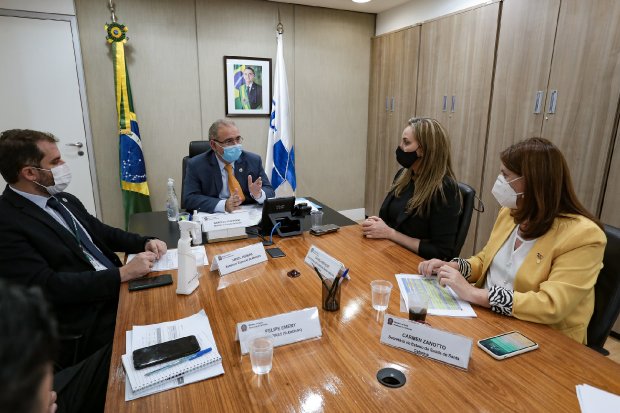 Photo of Governadora leva demandas de Santa Catarina ao ministro da Saúde