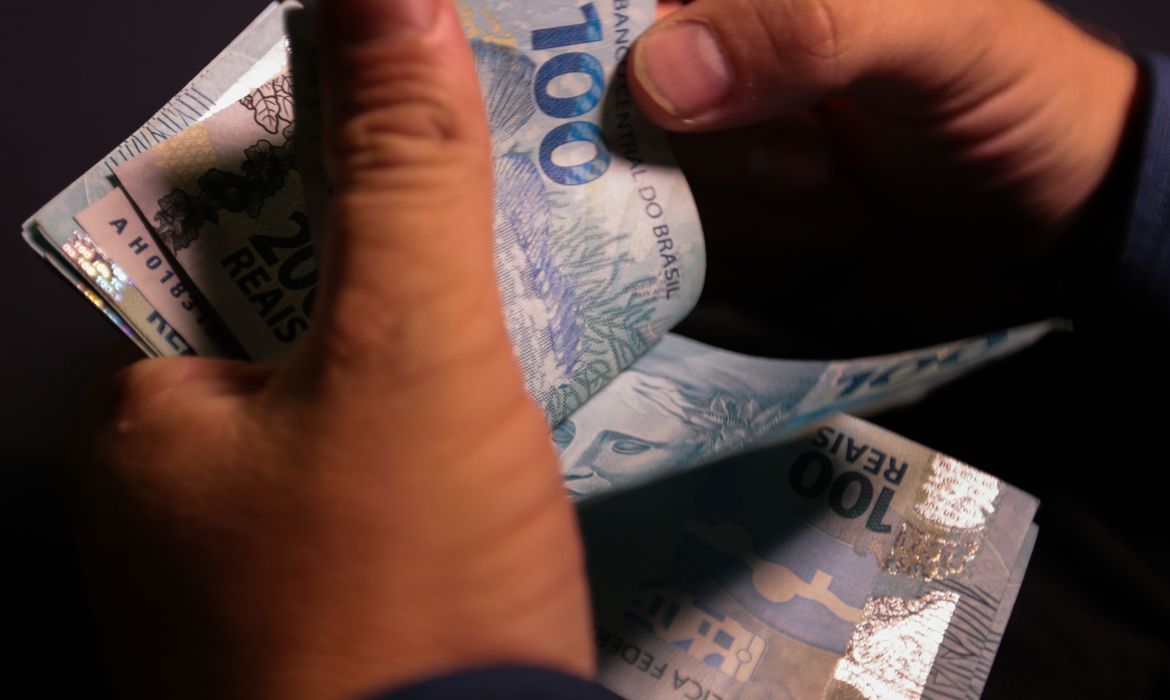 Photo of Brasileiros já pagaram mais de R$ 1 trilhão em impostos este ano