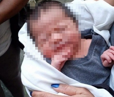 Photo of Bebê é abandonado dentro de lixeira que estava prestes a ser triturada
