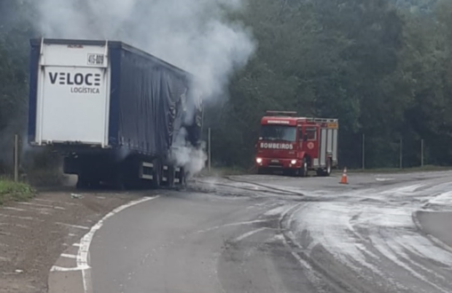 Photo of Carreta carregada com baterias automotivas pega fogo na BR-153