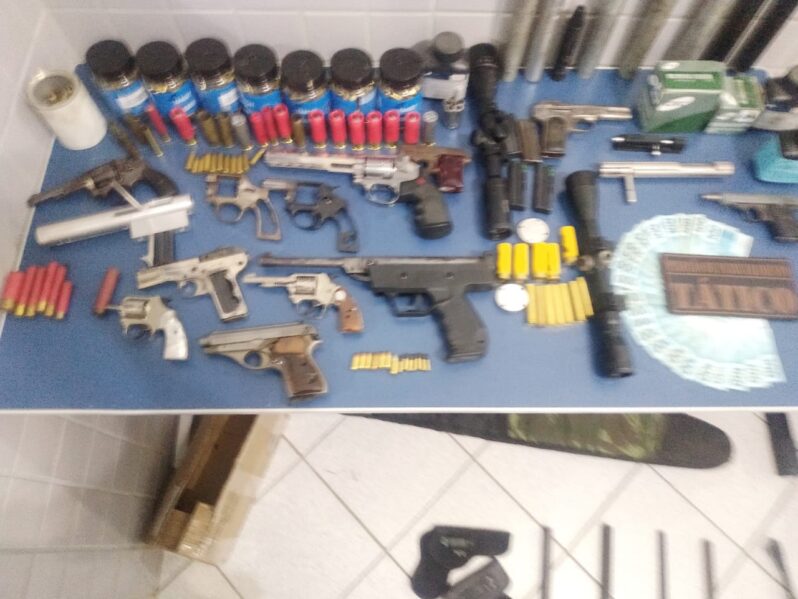 Photo of Polícia Militar encontra um “arsenal” em residência