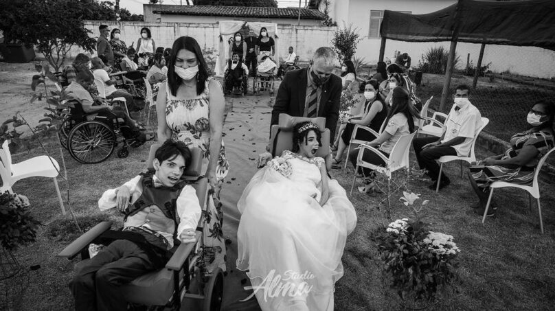 Photo of Jovens com deficiência se casam em cerimônia emocionante