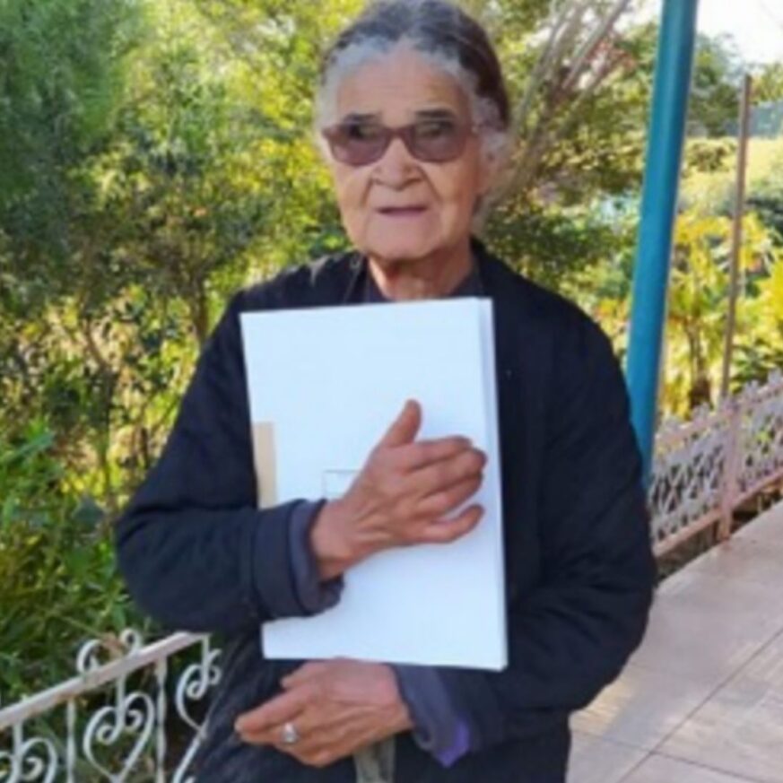 Photo of Moradora abraça escritura de seu imóvel obtida pelo programa Lar Legal