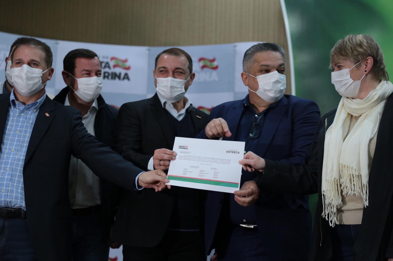 Photo of Prefeito e governador anunciam mais de R$ 60 milhões em investimentos em Chapecó