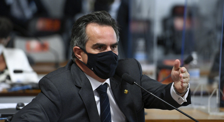Photo of Bolsonaro sinaliza que irá nomear o senador Ciro Nogueira como novo ministro da Casa Civil