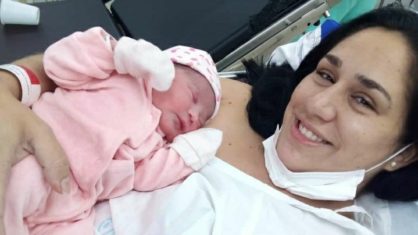 Photo of Minutos após receber alta, mulher dá à luz na calçada de hospital