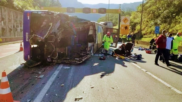 Photo of Vídeo mostra o momento em que ônibus com time do Umuarama Futsal tomba