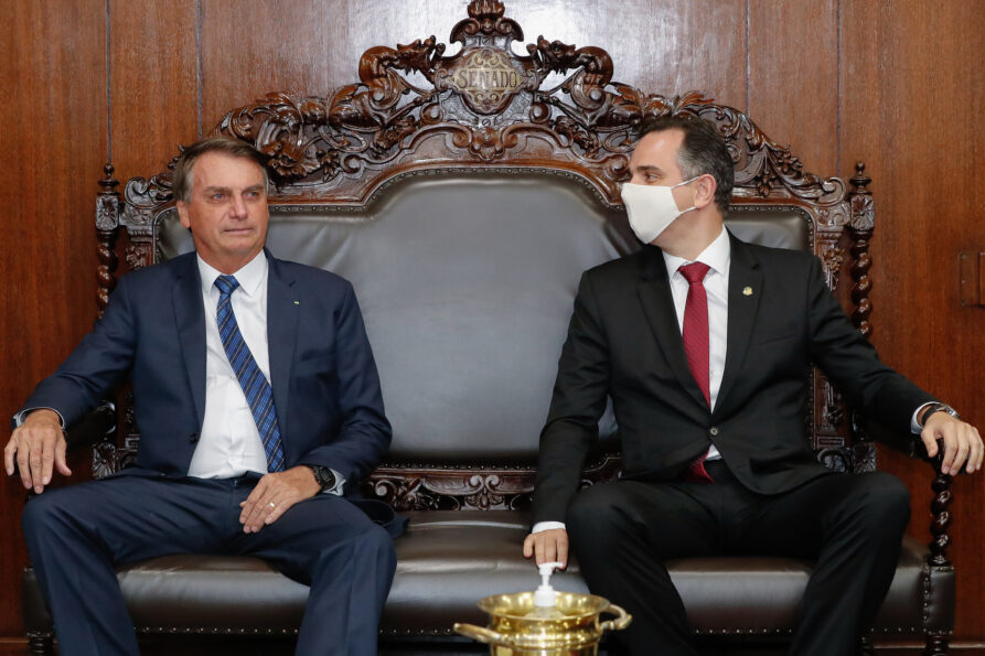 Photo of Bolsonaro entrega na 4ª pedidos de impeachment de ministros do STF