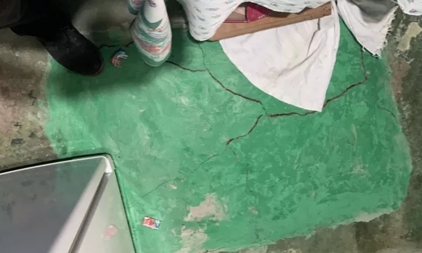 Photo of Mulher mata, esquarteja e concreta o corpo do marido no chão da cozinha