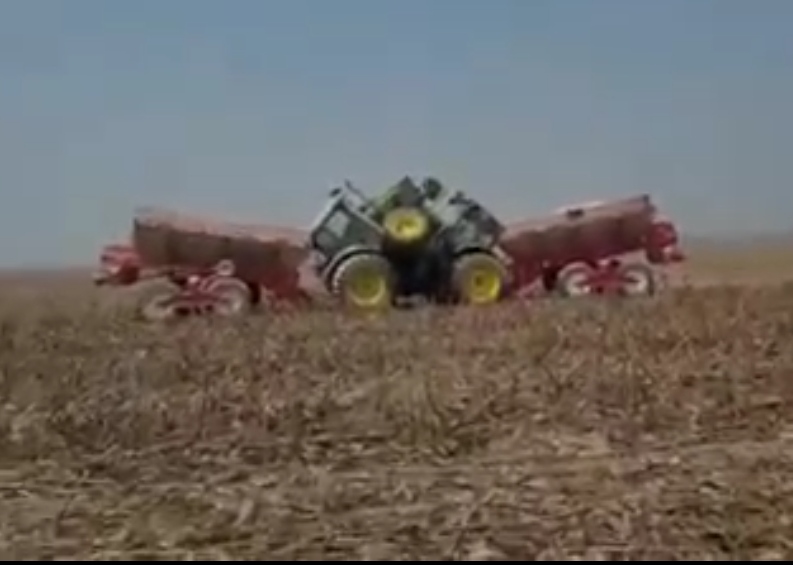 Photo of VÍDEO: Operadores colidem máquinas agrícolas