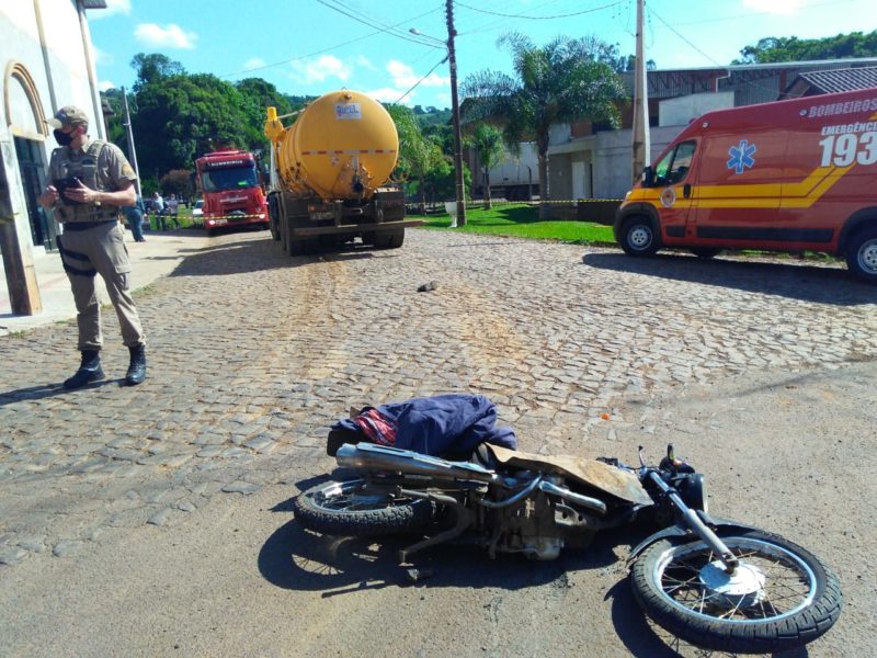 Photo of Motociclista morre após bater contra caminhão pipa