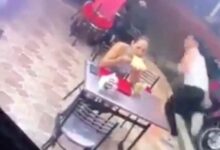 Photo of VÍDEO: Durante assalto em lanchonete, homem corre e deixa a namorada, que continua comendo tranquilamente