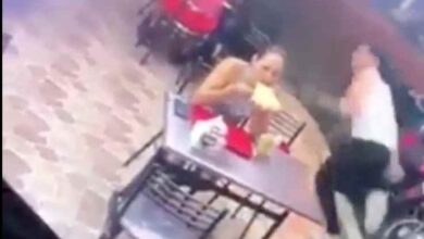 Photo of VÍDEO: Durante assalto em lanchonete, homem corre e deixa a namorada, que continua comendo tranquilamente