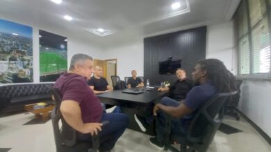Photo of João Rodrigues recebe ex-jogadores Tinga e Nenén