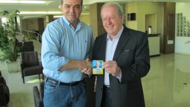 Photo of Marcos Vieira homenageia o empresário Bruno Bortoluzzi com a Comenda do Mérito Legislativo